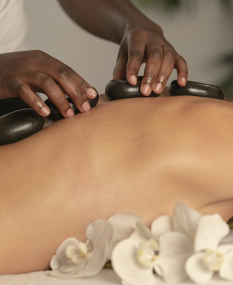 Soin aux pierres chaudes dans une ambiance chaleureuse