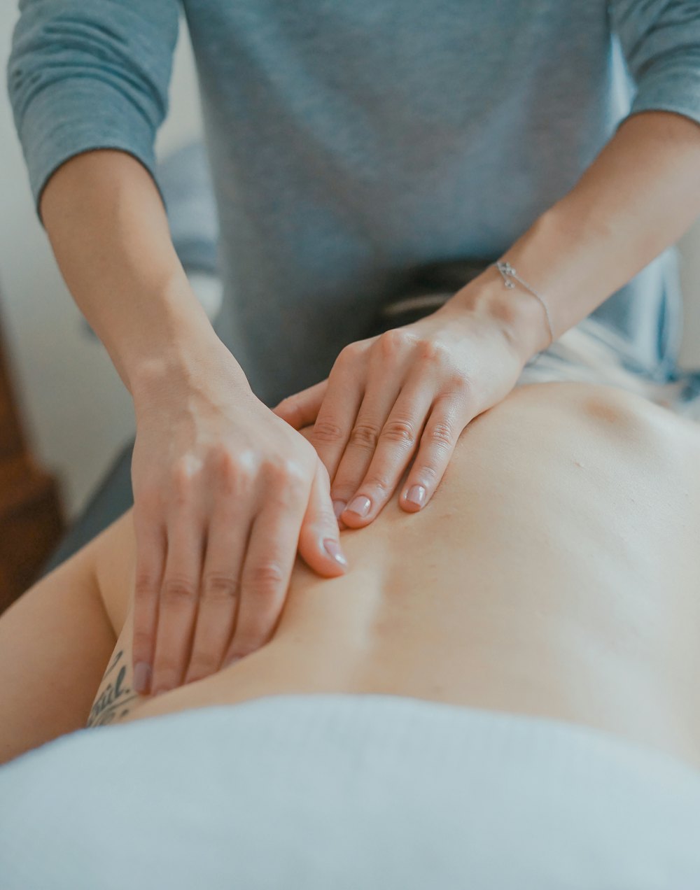 Massothérapeute travaillant les muscles du dos d’une cliente