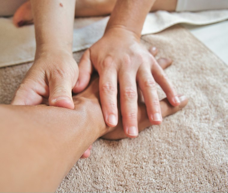 Mains de massothérapeute sur le dos d’un client